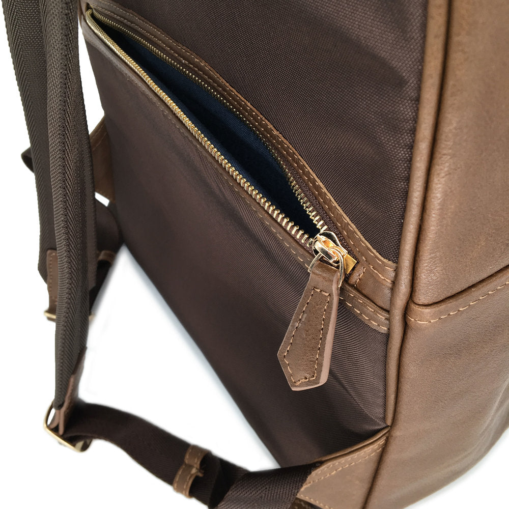 卡其色全粒面摔花皮革雙肩包